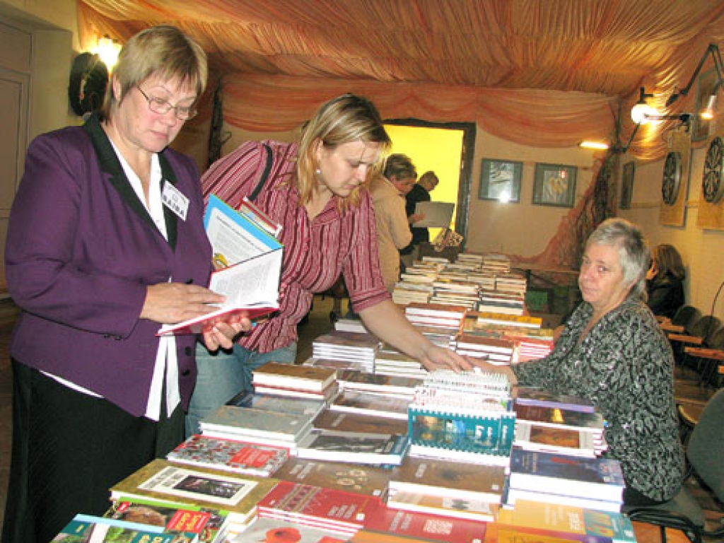 Grāmatu svētkos varēja iegādāties vairāku apgādu izdevumus, piedāvājumu ar interesi aplūko Vecumnieku tautas nama speciāliste Baiba Škrjaba (priekšplānā).