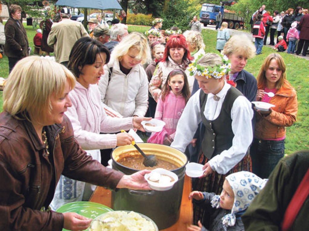 Katru Miķeļdienas viesi Codē pacienāja ar Solvitas Rotbergas (otrā no kreisās) vārīto maizes zupu un putukrējumu, ko devīgi dalīja Aija Laveniece. «Par astoņiem kilogramiem rudzu maizes paldies «Bauskas klētij», bet par saldo krējumu – manai māmiņai Ausmai,» atklāj Solvita.