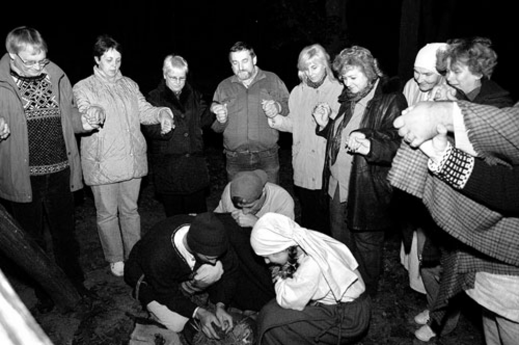 Mežotnē pie ugunskura atdzimst senas tradīcijas.