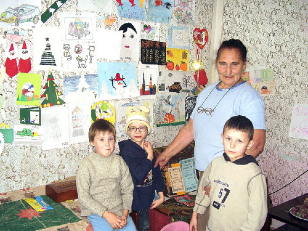 Biruta Stepiņa priecājas par audžubērniem – Ingai ir četri diplomi no skolas, Ivo un Dimam atzinības no šīsvasaras nometnēm. Katrs grib palepoties ar saviem zīmējumiem.