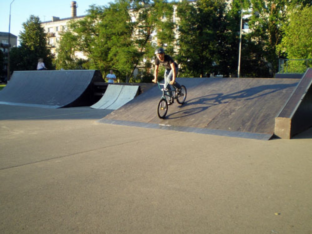 Bijušais baušķenieks Edgars šovasar brīvajā laikā braukāja arī pa Bauskas skeitparka rampām. 