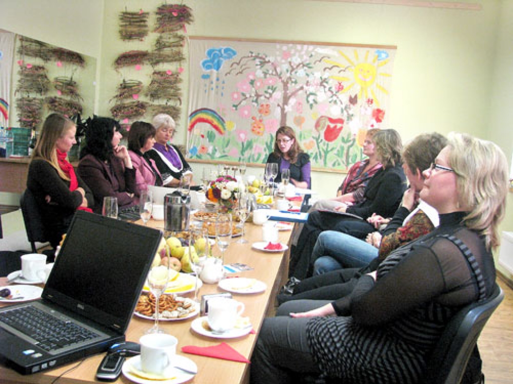 Speciālistes no Lietuvas atzina, ka ar pašvaldības atbalstu Rīgā, Valmierā, Olainē un Bauskā paveikts daudz nozīmīga SOS Bērnu ciematu asociācijas starptautiskajā projektā «Ģimeņu stiprināšanas programma». 