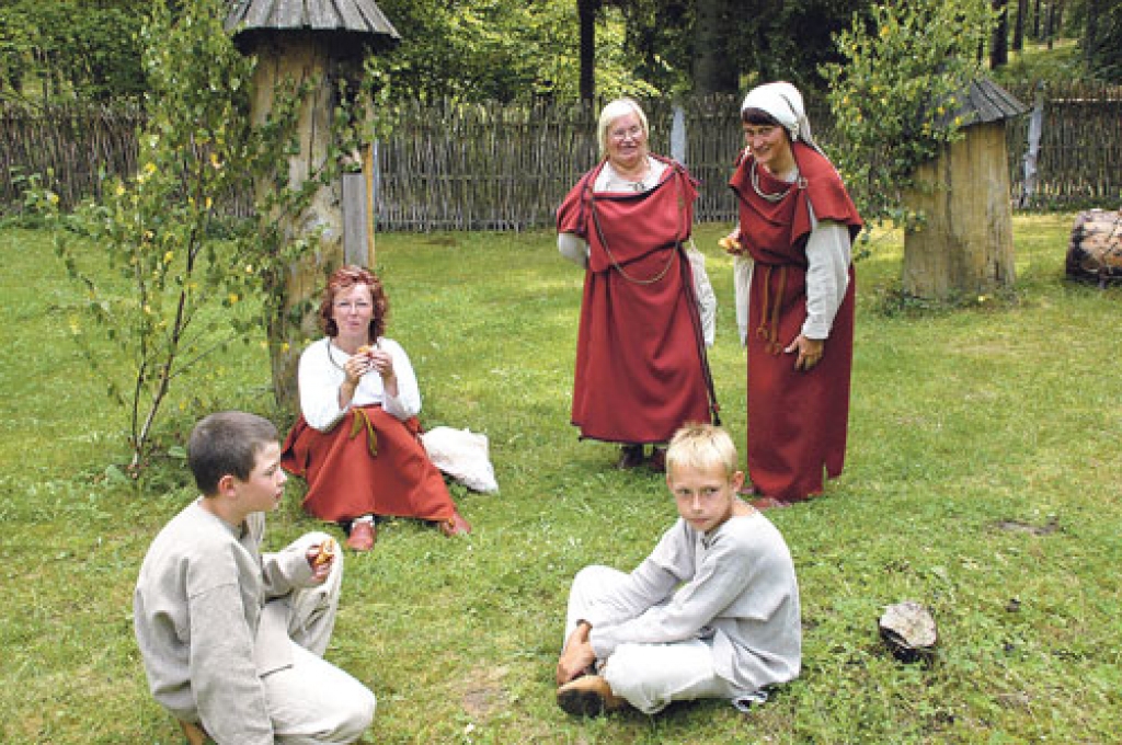 Folkloras kopas «Laukam pāri» dalībnieku grupa Etnogrāfiskā brīvdabas muzeja Zemgales sētā.