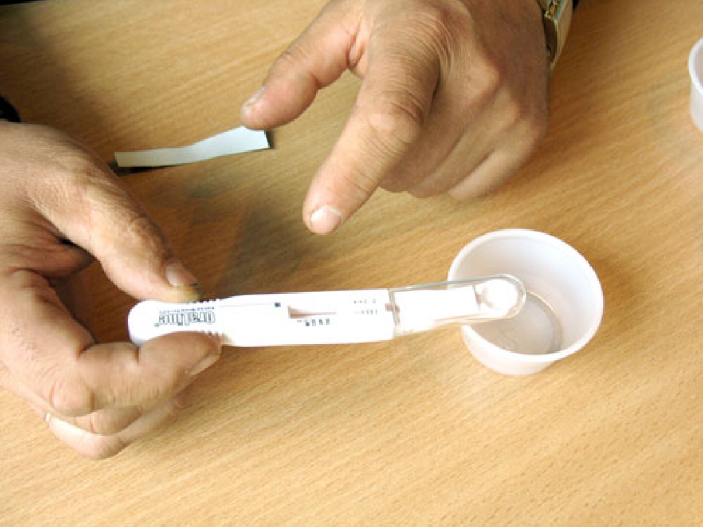 Testam nepieciešami 0,4 mililitri siekalu. Ja autovadītājam neizdosies nepieciešamo daudzumu iespļaut uzreiz, ir glāzīte, kur siekalas sakrāt no vairākiem spļāvieniem. Pēc tam tās iesmels ar testera galā esošu karotīti. Šāds vienreizējās lietošanas testeris maksā apmēram piecus latus.