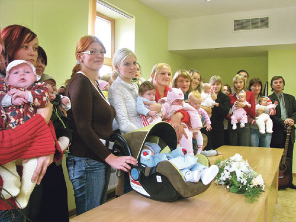 Bauskas Domes 19. septembrī sveiktie jaundzimušie pilsoņi ar vecākiem.
