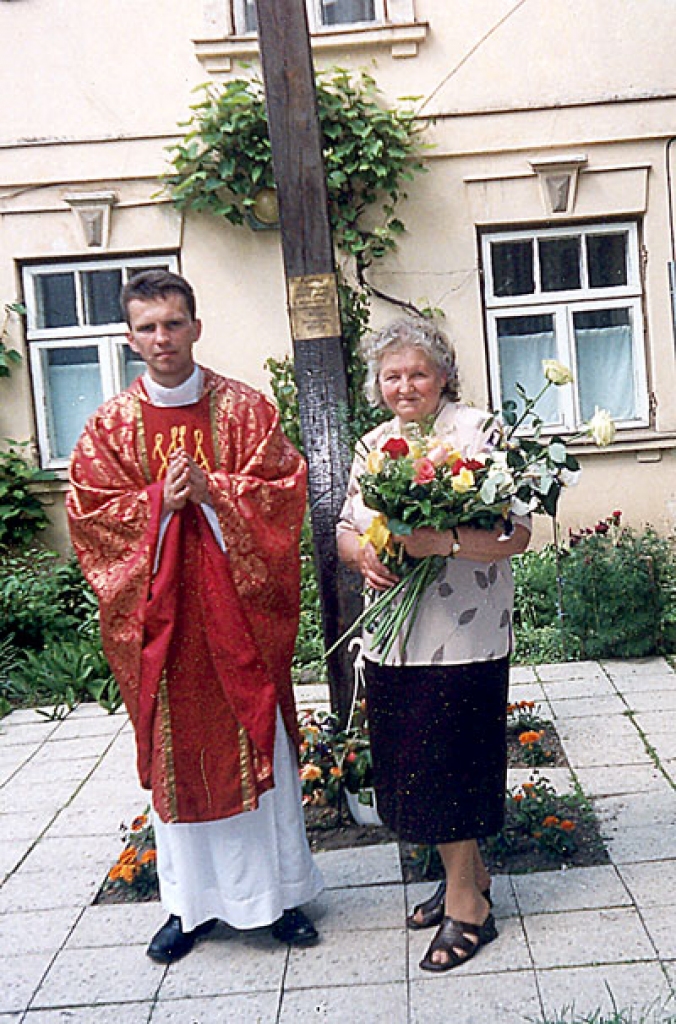 Priesteris Arnis Maziļevskis ar mammu Bauskā. Šogad aprit pieci gadi kopš viņa iesvētīšanas garīdznieka kārtā. 