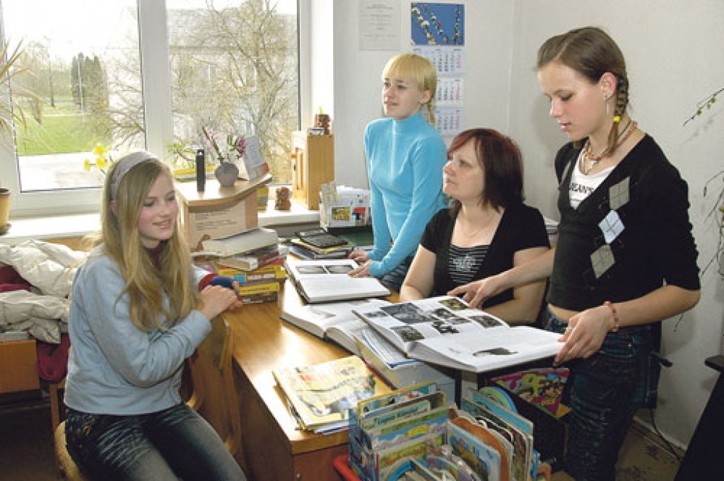 Codes bibliotēkas komanda, kurā bija apvienojušās Sofija Baltmane (no kreisās), Sindija Matulēna un Santa Gudža 2007. gadā bibliotekāres Antras Ģēveles vadībā lieliski startēja erudītu konkursā.