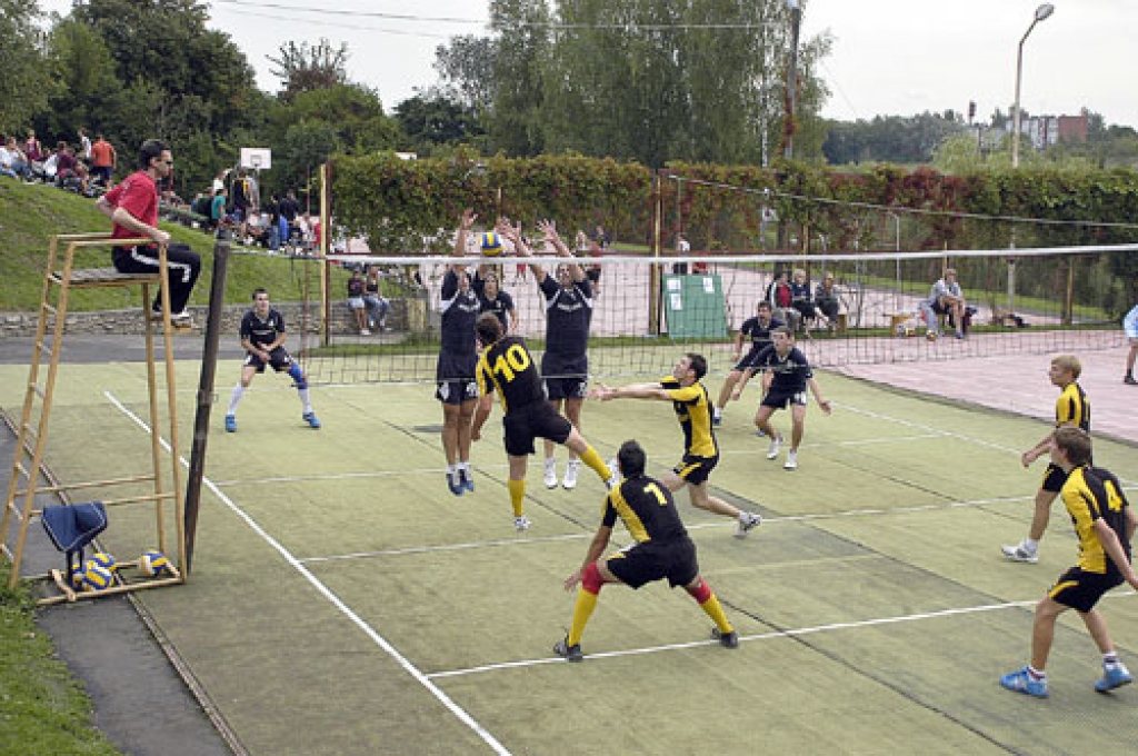 Mežotnes pagasts (komanda tālākajā laukuma pusē) ir viens no volejbola līderiem rajonā. Viņiem sparīgi pretī turas Codes pagasta sportisti.