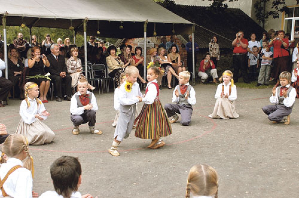 Mācību gads tikko sācies, bet bija gana dziesmu un deju, ko rādīt viesiem. Kā gan ne –  nule aizvadīto Dziesmu un deju svētku rakstus veidojuši arī vecsaulieši.