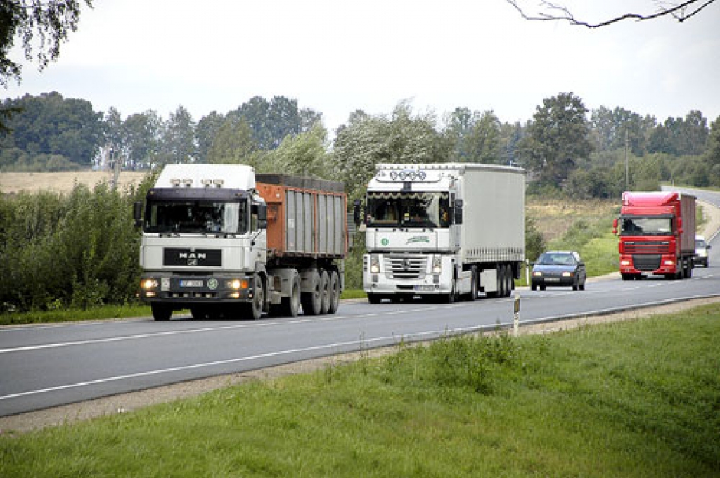 Pretēji policijas apgalvojumam, ka tikai retumis kravas auto neievēro distanci,  «Bauskas Dzīvei» izdevies fiksēt šādas cieši blakus braucošas «fūres».