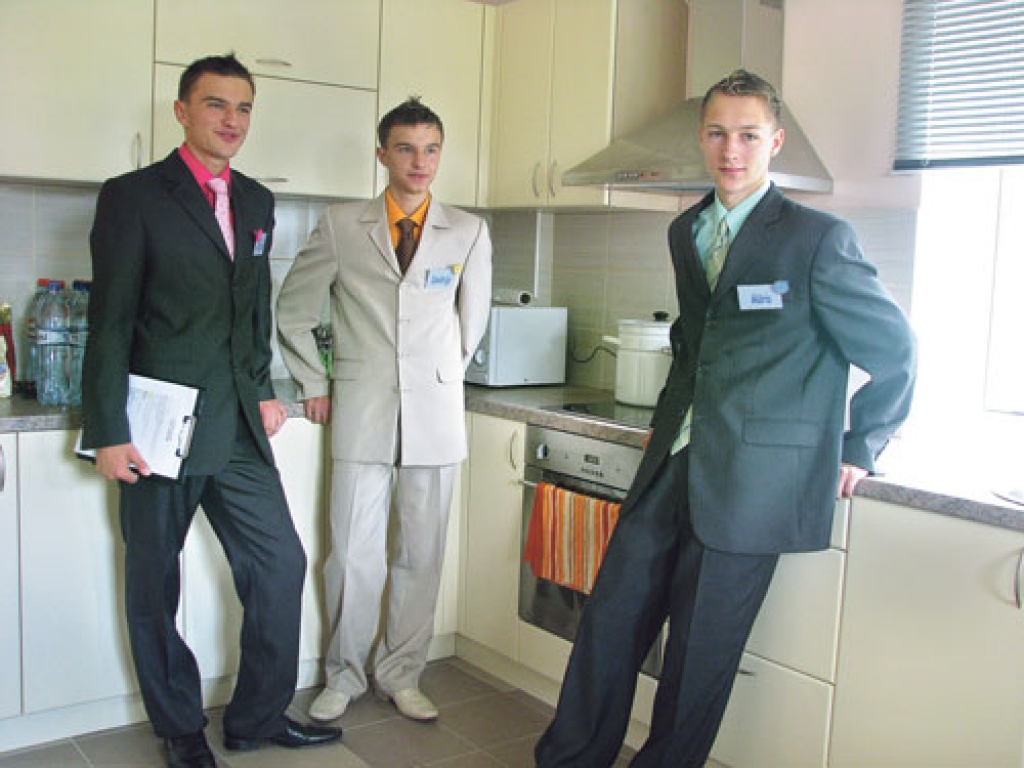 Jauniešu māju «Bauskas Dzīvei» izrādīja Mihails (no kreisās), Dmitrijs un Māris, jo meitenes bija aizņemtas ar atklāšanas svinību ciemiņu uzņemšanu.  Virtuve pagaidām iekārtota meiteņu kotedžā, un te visi saimnieko kopā, stāsta puiši. «Pelmeņus ēdīsit?» piedāvā Dmitrijs.