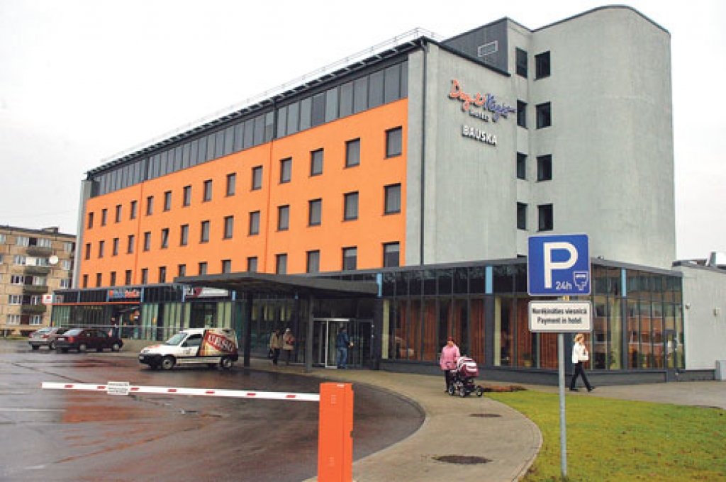 Laukums Bauskas viesnīcas priekšā ir privātīpašums. Tāpēc tā saimniece, SIA «Remarks nekustamie īpašumi», no teritorijas izmantotājiem arī turpmāk iekasēs maksu.
Autors: Ivars Bogdanovs