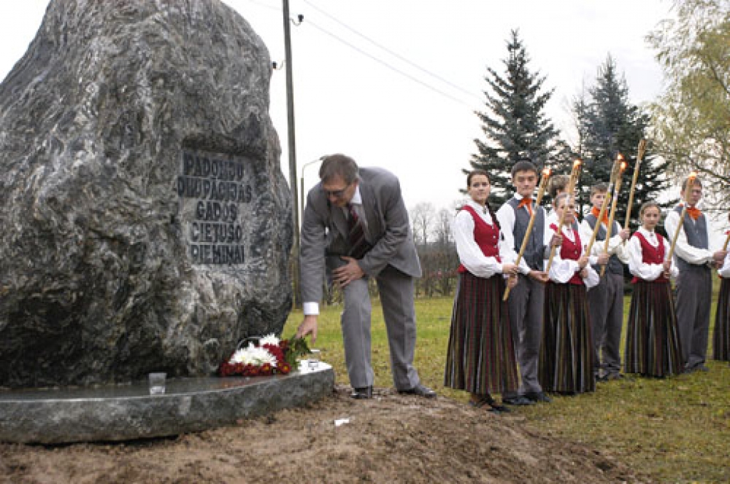 Rundāles pagasta padomes priekšsēdētājs Aivars Okmanis atklāj piemiņas vietu represētajiem. Pelēko pēcpusdienu izgaismoja vidusskolas audzēkņi ar lāpām. 
Autors: Ivars Bogdanovs