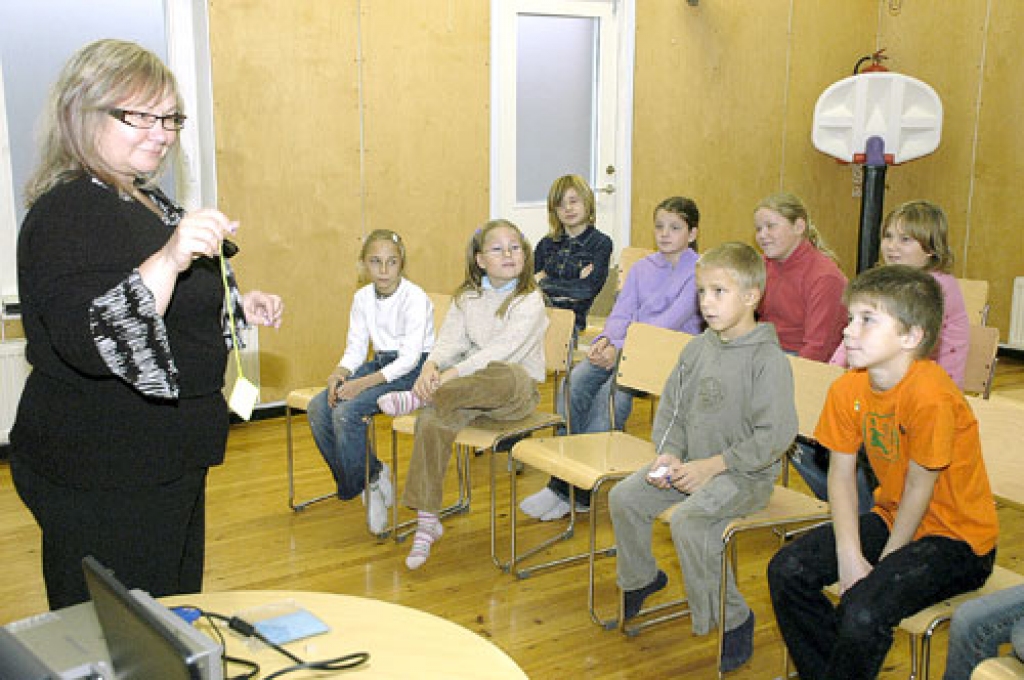 CSDD Sabiedrisko attiecību speciāliste Valda Kjaspere informē SOS ciemata bērnus par atstarotāja nepieciešamību. 
Autors: Ivars Bogdanovs