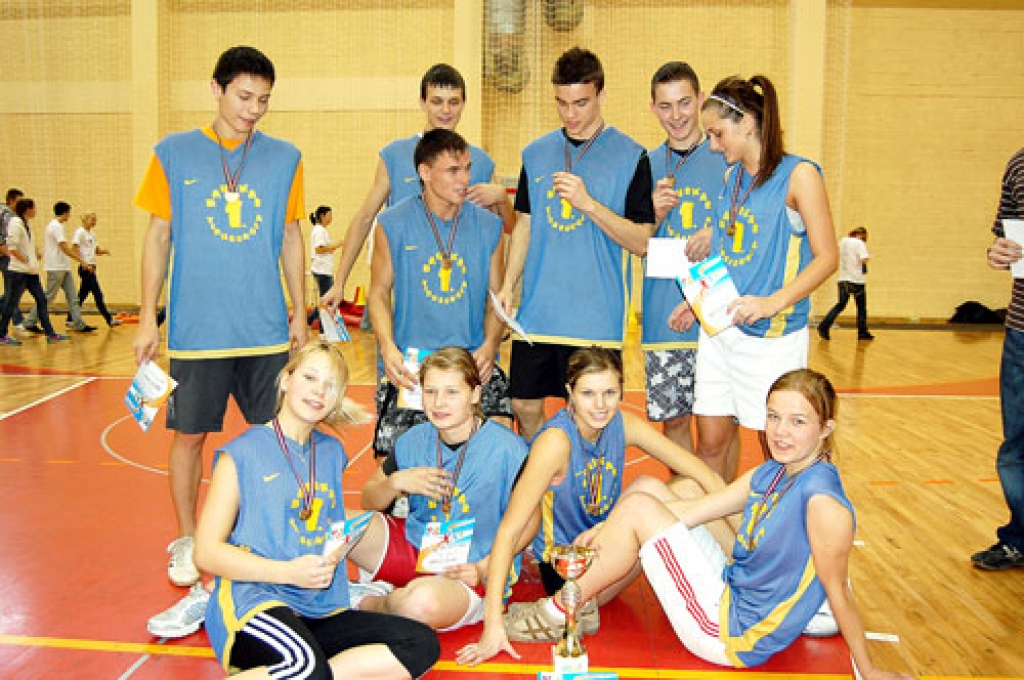 Bauskas 1. vidusskolas komanda: Kristīne Karašniece (kapteine, 12.b kl.), Maija Geriņa (12.c), Anete Spruntule (11.a), Elīza Spruntule (9.c), Rūta Lībiete (12.c), Toms Kursišs (12.a), Renārs Sauka (12.a), Nauris Jātnieks (12.c), Mindaugs Tarvids (12.a), Krists Ķēniņš (12.a).
Autors: no albuma