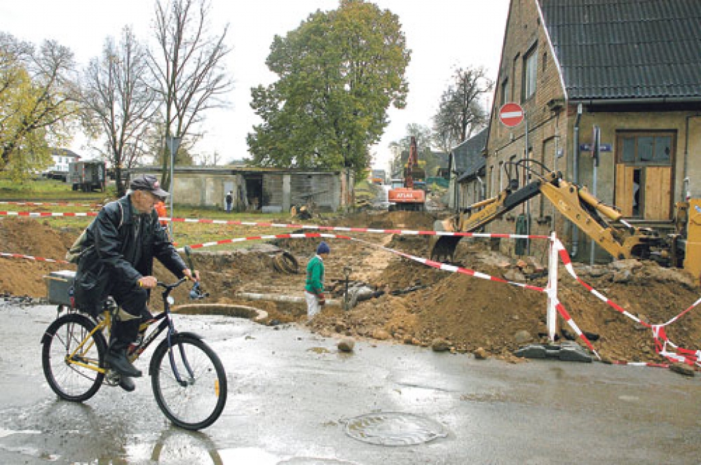 Transporta līdzekļu vadītājiem jāielāgo, ka Rīgas ielā Bauskā divvirzienu kustība tagad ir, sākot no gājēju tiltiņa pār Mēmelei līdz pat Kalēju ielai. Tas saistīts ar Salātu ielas remontu posmā no Bauzes tirgus līdz Rīgas ielai.
Autors: Ivars Bogdanovs