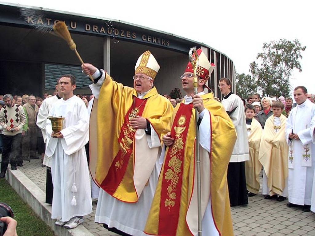 Apustuliskais nuncijs Peters Stefans Curbrigens (no kreisās) un Liepājas un Kurzemes bīskaps Vilhelms Lapelis iesvēta Liepājas Svētā Meinarda baznīcas zvanu torni.
Autors: no www. katedrale.lv