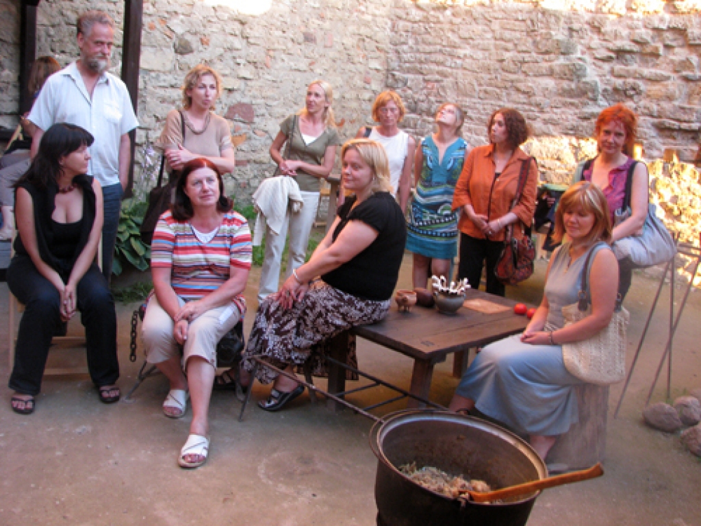 Šīs vasaras plenēra „Bauskas vasara” dalībnieki Bauskas pilī, viņu vidū arī mākslas skolas pedagoģes.
Autors: no „Bauskas Dzīves” arhīva.