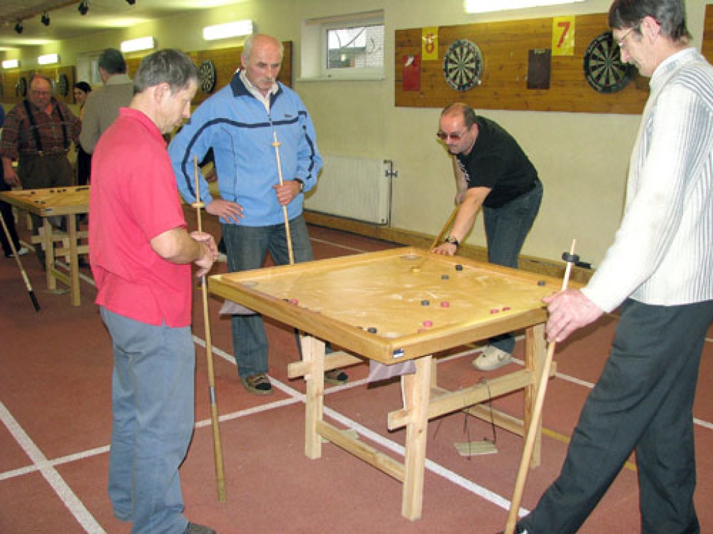 Aldis Pavilons (no kreisās) ir rajona sacīkšu koordinators, turklāt pats arī piedalās sacīkstēs un gūst labus rezultātus.
Autors: no «Bauskas Dzīves» arhīva