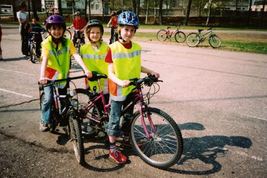 Šādi tērpti velosipēdisti var justies pasargāti.
Autors: no www.rigasummit.lv