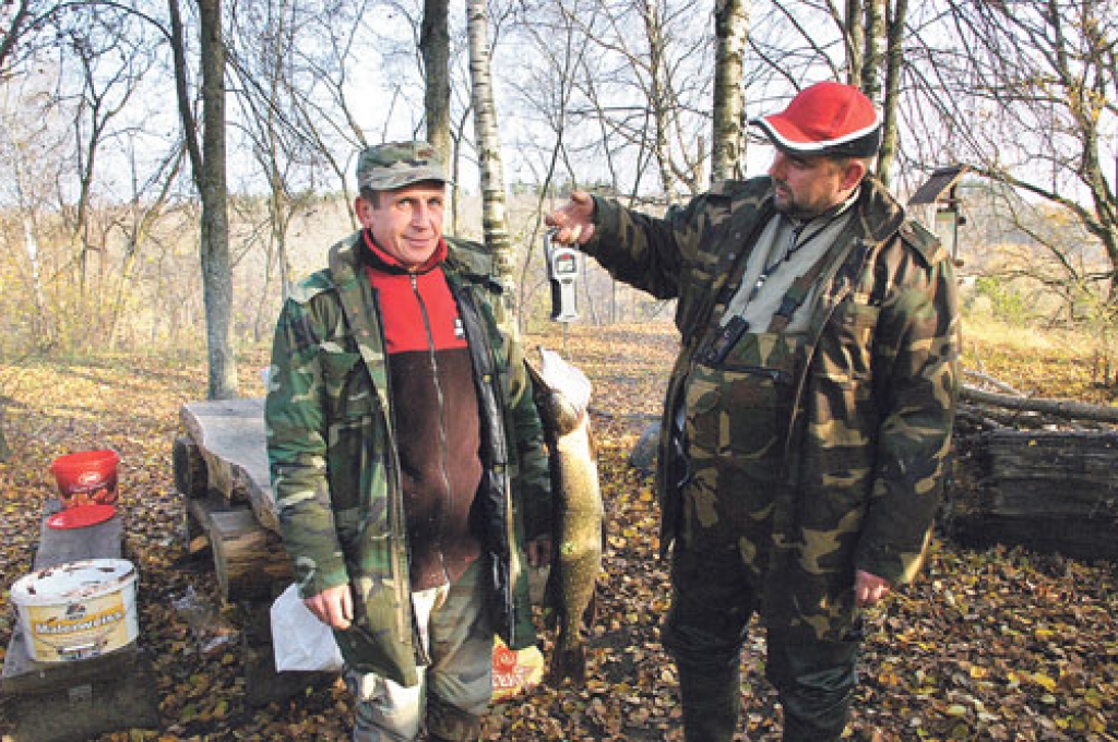 Sacensību tiesnesis Raitis Čekšs (no labās) tikko nosvēris Vladimira Bunkeviča uzvaras lomu.
Autors: Ivars Bogdanovs