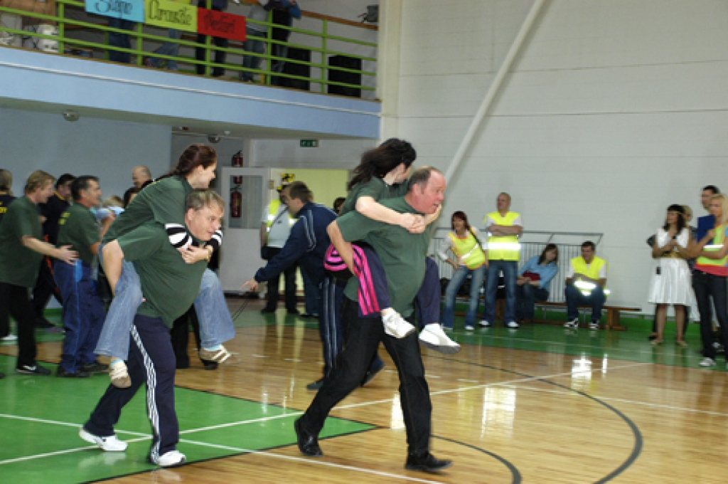 Jautrības stafetē piedalās Brunavas pagasta padomes darbinieku komanda. (tumši zaļos krekliņos)
Autors: Ivars Bogdanovs