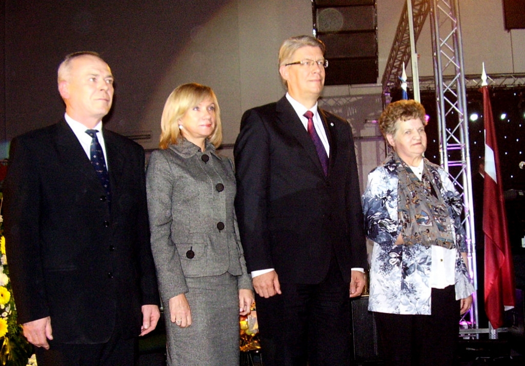 Latvijas sakārtotākās pilsētas 2008 Bauskas pilsētas Domes priekšsēdētāja Ārija Gaile (no labās) kopā ar prezidentu Valdi Zatleru, viņa kundzi Lilitu Zatleru un uzvarētāju mazpilsētu grupā Ikšķiles domes priekšsēdētāju Jāni Rudzīti (no kreisās).
Autors: Uldis Varnevičs