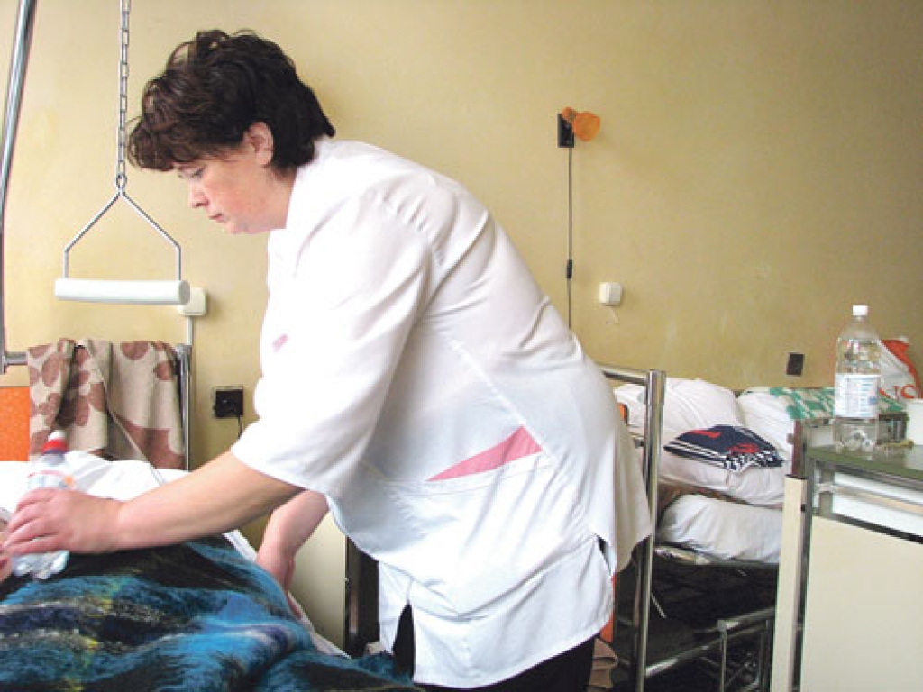 Iecavas veselības un sociālās aprūpes centra paliatīvās aprūpes nodaļā pašlaik ir desmit pacientu. Deviņi no viņiem ir guloši, smagi slimi. Viena no viņu kopējām ir māsu palīdze Ruta Trūpa. 
Autors: Juris Iļņickis