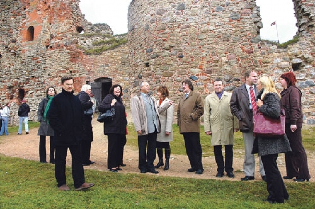 Komisija no Saldus apbrīnoja Bauskas pils rekonstrukcijas laikā paveikto, ieskaitot pilsdrupu saglabāšanas projektu.
Autors: No «Bauskas Dzīves» arhīva.