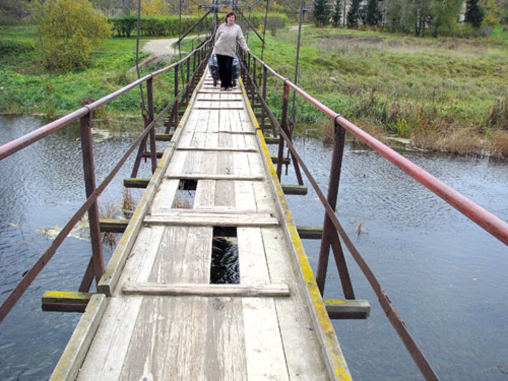 Kaut vai tilta segumā ir parādījušies «caurumi», cilvēki ieraduma dēļ vēl joprojām to izmanto regulāri.
Autors: Juris Iļņickis