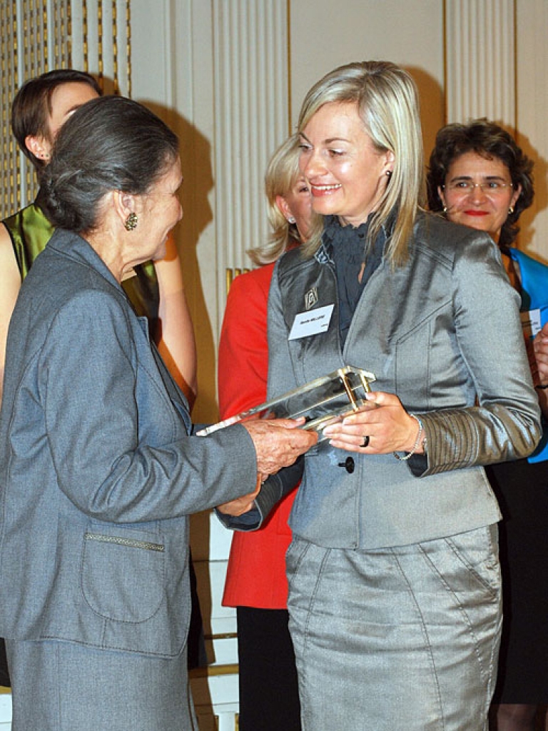 Uzņēmuma «Pils A&S» valdes priekšsēdētājai Sanitai Millerei (no labās) balvu pasniedz pirmā Eiropas Parlamenta priekšsēdētāja Simona Veila.
Autors: no S. Milleres personīgā arhīva