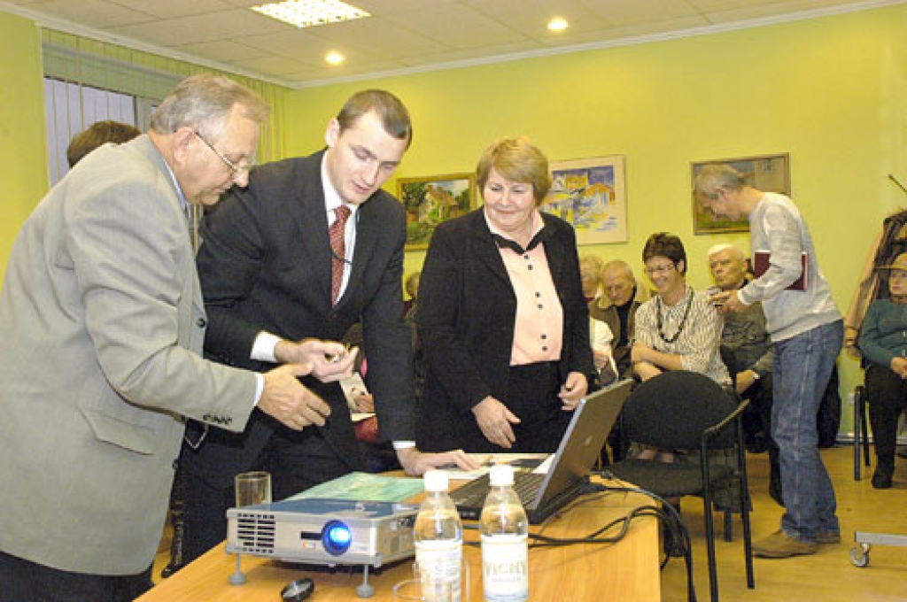 Jaunāko informāciju semināra dalībniekiem ir gatavi pasniegt referenti – Bauskas Domes izpilddirektors Jānis Mičulis (no kreisās), Hipotēku bankas Mārketinga departamenta Segmentu vadītājs Mārcis Eglītis un Latvijas Patērētāju interešu aizstāvības asociācijas padomes priekšsēdētāja Tekla Žabova. 
Autors: Ivars Bogdanovs