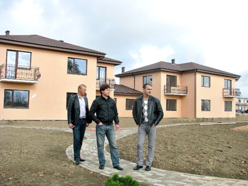 Zemgaļu ielas namu būvniecības laikā SIA «Zemgales finanšu un investīciju kompānija» valdes locekļi Jānis Ozols (no kreisās) un Jānis Zeltiņš, kā arī līdzīpašnieks Ingus Krots regulāri sekojuši, kā sokas darbi, kas tagad tuvojas finišam.
Autors: Juris Iļņickis