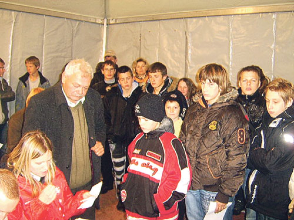 Vecsaules pagasta skrējēji pirms starta reģistrējas «Daugavas» stadionā. Centrā – direktors Egons Brazauskis.
Autors: Ilze Ladusāne