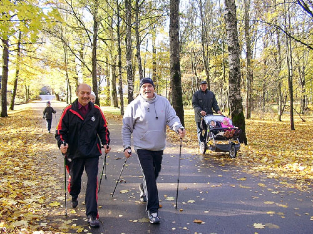 Iecavā cits no rīta izved pastaigā dvīnīšus, cits dodas nūjot. Pirmais nūjotājs no labās – Zālītes speciālās internātskolas sporta skolotājs Vladislavs Jurčenko.
Autors: Uldis Varnevičs