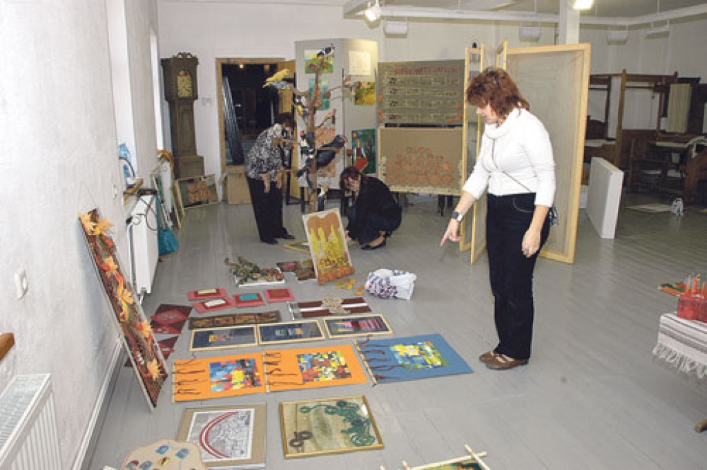 Izstādi iekārto Bauskas rajona Bērnu un jauniešu centra vizuālās un lietišķās mākslas pulciņu vadītājas. No labās – keramikas skolotāja Tija Bušmane.
Autors: Ivars Bogdanovs