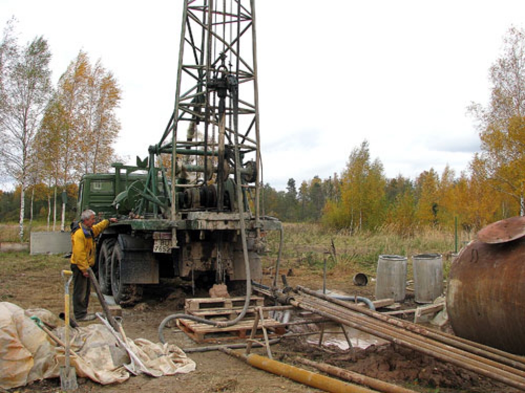 Jauno dziļurbumu Leonīda Lobānova SIA (Rīga) darbinieki ierīkoja pirmdien. Tas atrodas pašreizējā Dāviņu ciema ūdenstorņa tuvumā.
Autors: Juris Iļņickis