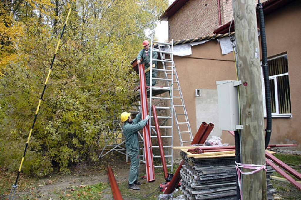 Jumta darbus veic SIA «Vesta ABM» strādnieki Kaspars Goba (augšpusē) un Andris Ivaškevičs (lejā).
Autors: Ivars Bogdanovs