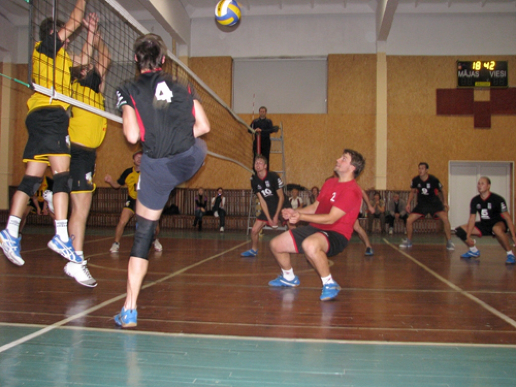 Spēles brīdis. Aizsardzībā labi debitēja Gints Kalniņš (sarkanajā kreklā)..
Autors: Juris Iļņickis