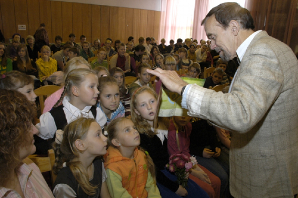 Tikšanās ar Viktoru Kalniņu (VIKU) pulcināja pilnu zāli mazo klausītāju. 3. klases skolniece Patrīcija Šostakoviča (otrajā rindā pirmā no kreisās) bija izlasījusi trīs VIKA grāmatas un bija ļoti iepriecināta par šo tikšanos. 
Autors: Ivars Bogdanovs