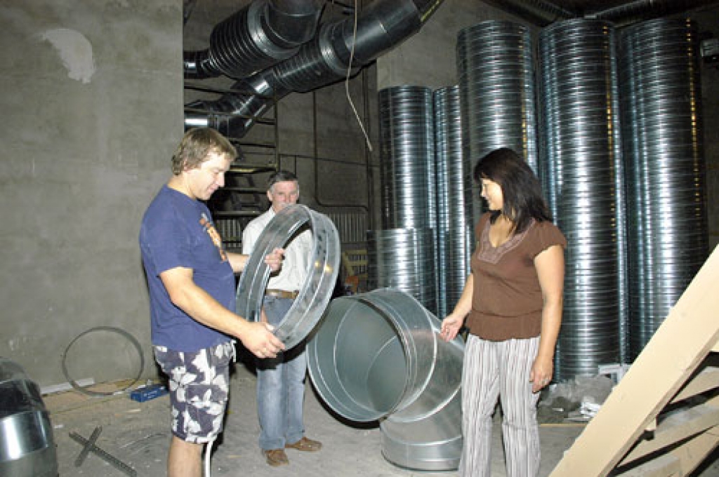 Šajā sezonā Īslīces pagasta kultūras namā visas kopas un apmeklētāji pulcēsies atjaunotās telpās. Attēlā – visu vasaru ritējis remonts Īslīces kultūras nama ēkā.
Autors: no «Bauskas Dzīves» arhīva