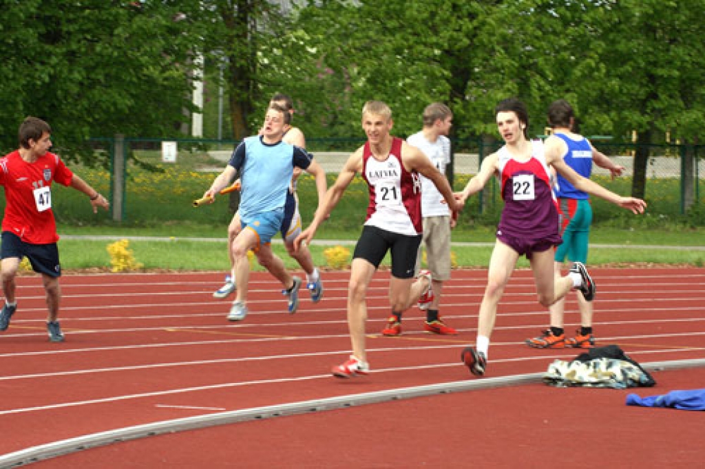 Vecumnieku vidusskolas puiši Artis Burkevics (no labās) un Reinis Krēgers ir labāko vieglatlētu vidū savā skolā.
Autors: no «Bauskas Dzīves» arhīva
