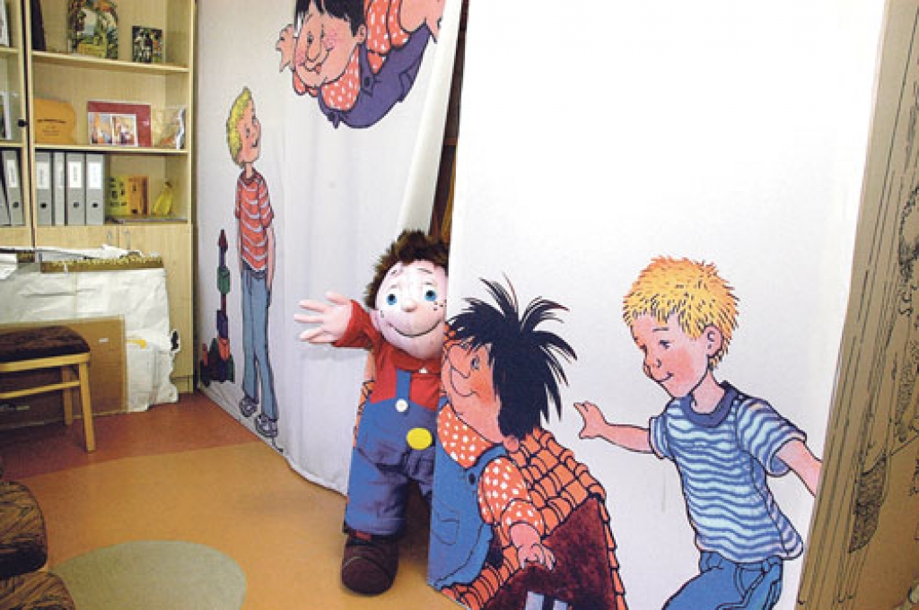 Neparastajā namiņā iekārtoties un izstādi Bērnu bibliotēkā aplūkot aicina Karlsons.
Autors: no «Bauskas Dzīves» arhīva