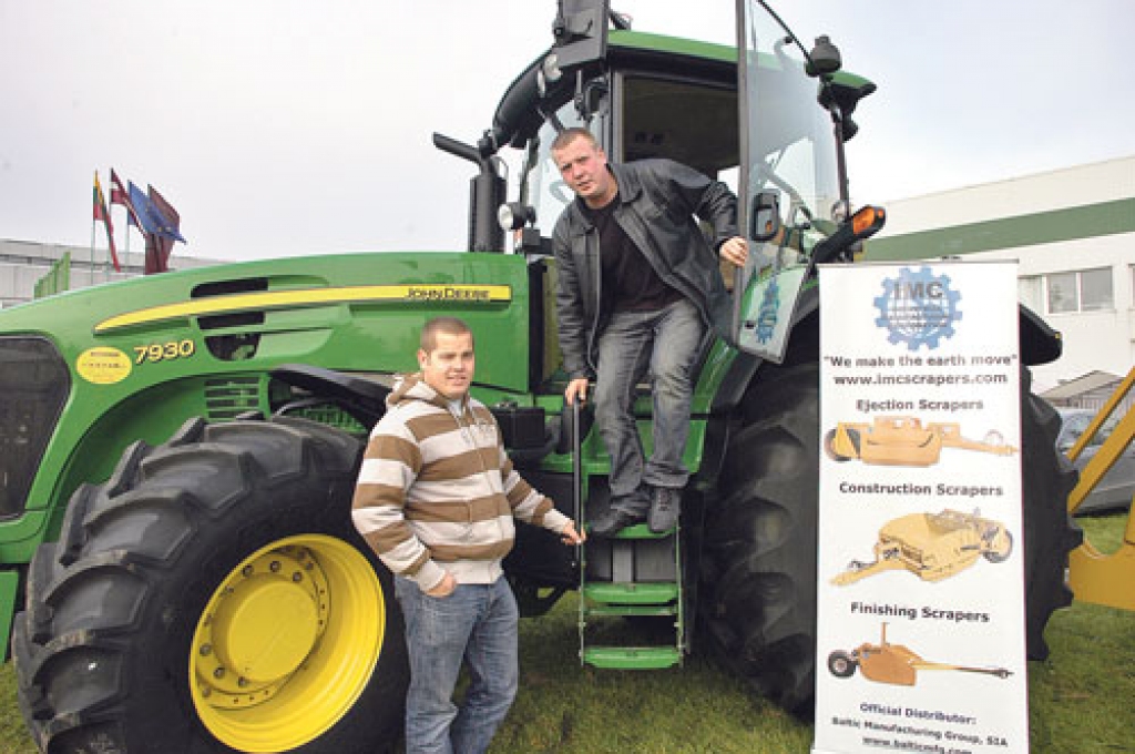 Codes pagastā čakli saimnieko Ķikuru ģimene, kuras divas paaudzes vērīgi aplūkoja traktorus. Jaunie – Andris (no labās) un Kārlis – ir galvenie tehnikas vērtētāji, viņi kopā ar vecākiem Rāmavā pētīja, kādas firmas traktoru izvēlēties. Izstādes laikā ir izdevīgi noslēgt darījumu, jo tirgotāji piedāvā atlaides.
Autors: Ivars Bogdanovs