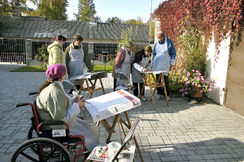 Bauškeniecei Evijai Pumpurai (priekšplānā) šis nav pirmais plenērs, viņa arī citiem māca zīmēt. 
Autors: Ivars Bogdanovs