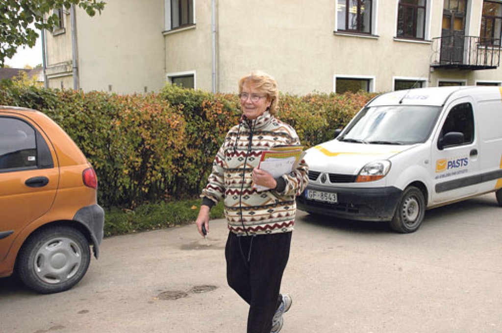 Elita Eriņa smejas: ««Svara vērotāji» mani var apskaust – kopš pastā ieviesa motorizēto piegādi, esmu kļuvusi par 15 kilogramiem vieglāka.»
Autors: Ivars Bogdanovs