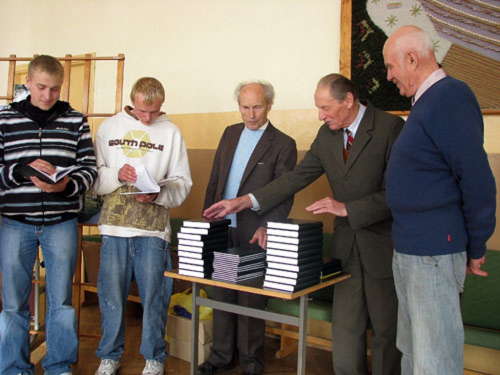 Saulaines profesionālās vidusskolas audzēkņi par mācību iestādes vēstures grāmatām neizrādīja īpašu interesi. Kopā ar jauniešiem Artūrs Apinis (trešais no kreisās), skolas muzeja vadītājs Leons Dravnieks un kādreizējais absolvents Jānis Vecmanis. 
Autors: Juris Iļņickis