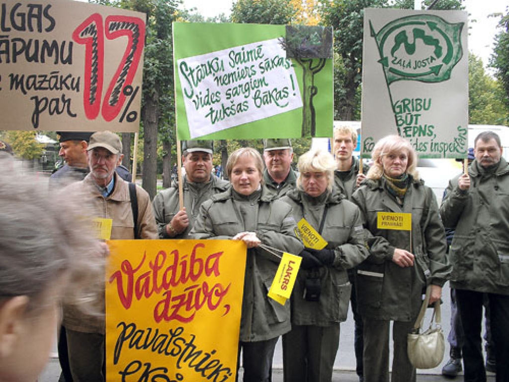 Valsts vides dienesta (VVD) Jelgavas reģionālās vides pārvaldes darbinieki 7. oktobrī piketā pie Ministru kabineta.
Autors: Aivars Legzdiņš