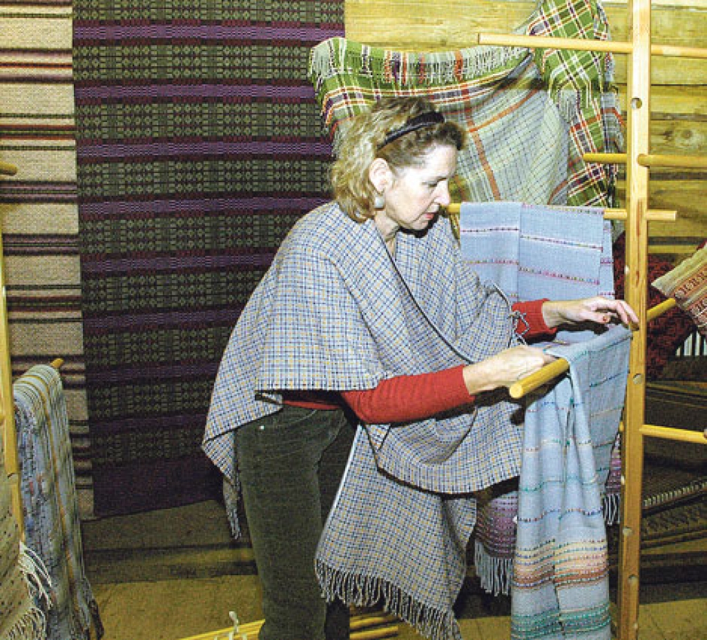 Gailīšu pagasta lietišķās mākslas studija «Stella» parādīs audumus, adījumus, tamborējumus. Attēlā – studijas vadītāja Maira Vīķe.
Autors: no «Bauskas Dzīves» arhīva