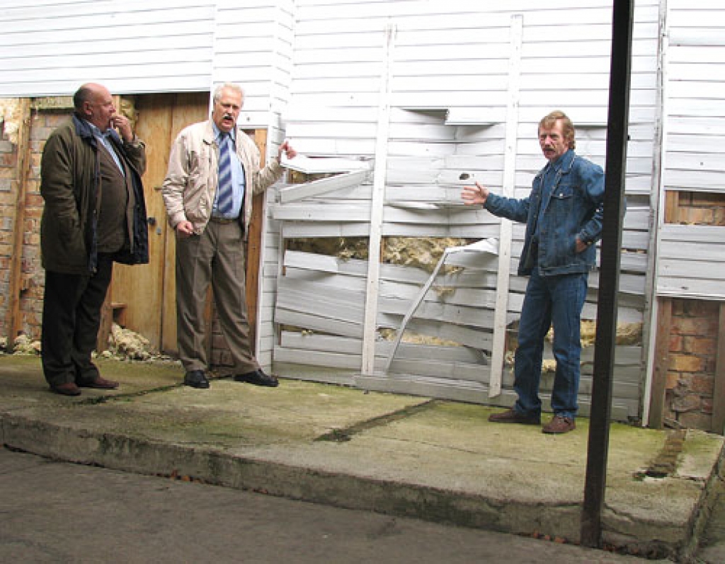 Pie Grenctāles kultūras nama sapostītās sienas – Brunavas pagasta padomes izpilddirektors Andrejs Lazda (no kreisās), priekšsēdētājs Aivis Kārkliņš un kultūras nama direktors Albīns Baļčūns. 
Autors: Juris Iļņickis